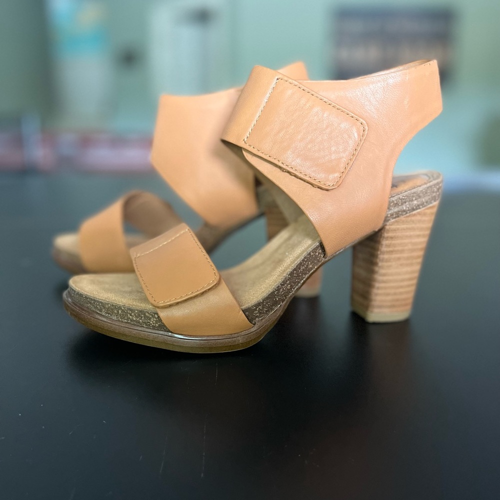 NWOT Sofft women’s size 8, camel colored leather sandal.